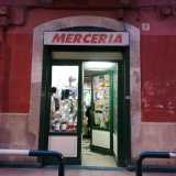 Il posto � la storica merceria di via Abbrescia, nel rione Madonnella...